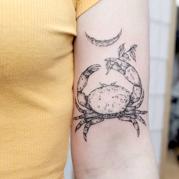 tatuajes de cangrejos con luna de fondo