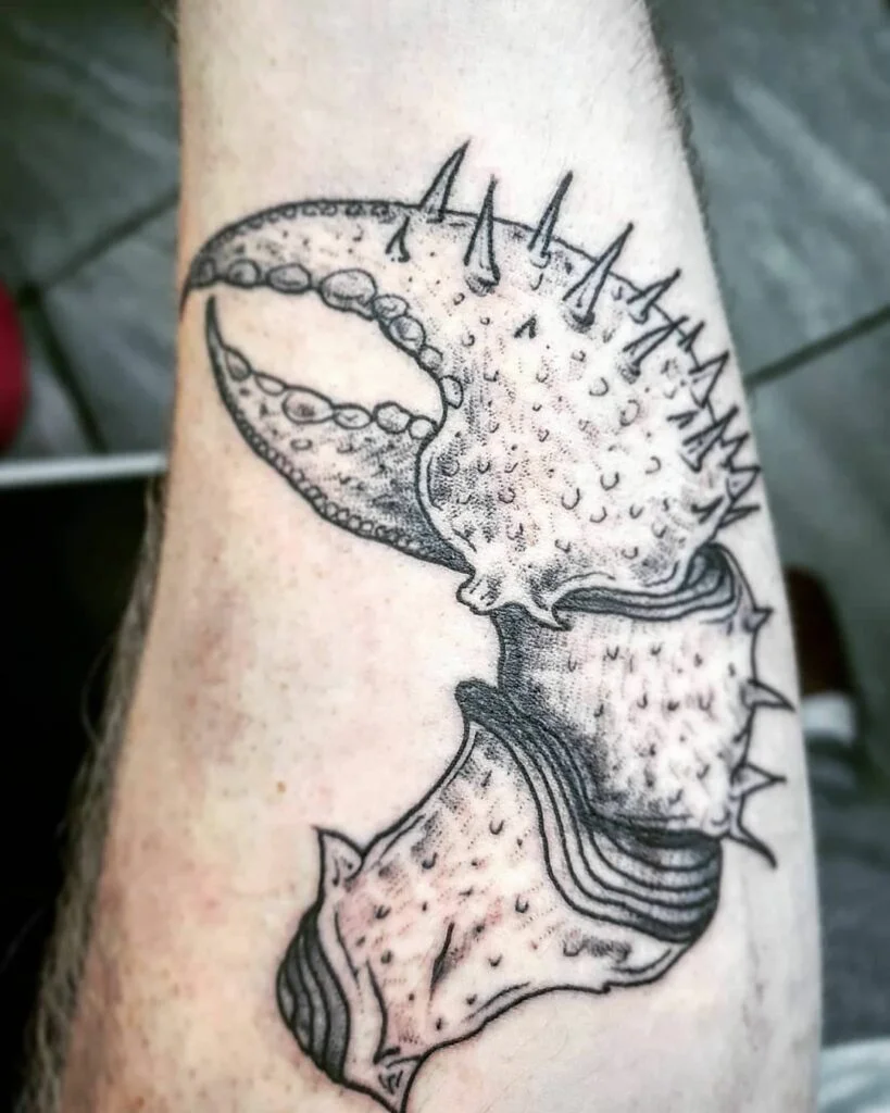 tatuajes de cangrejos con tenazas