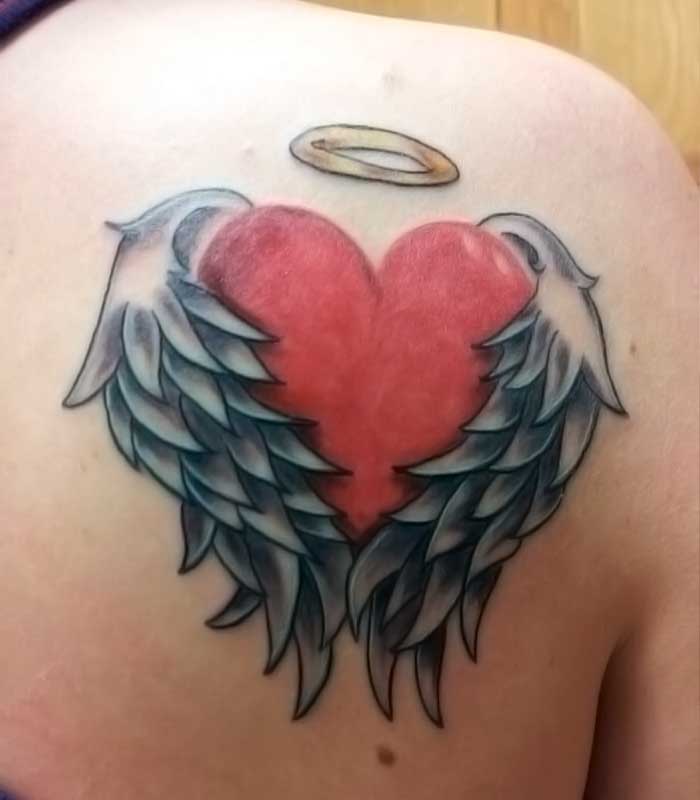 tatuajes de corazon con alas