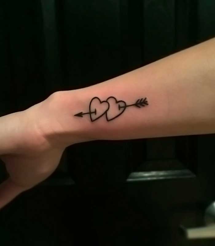 tatuajes de corazon con flechas