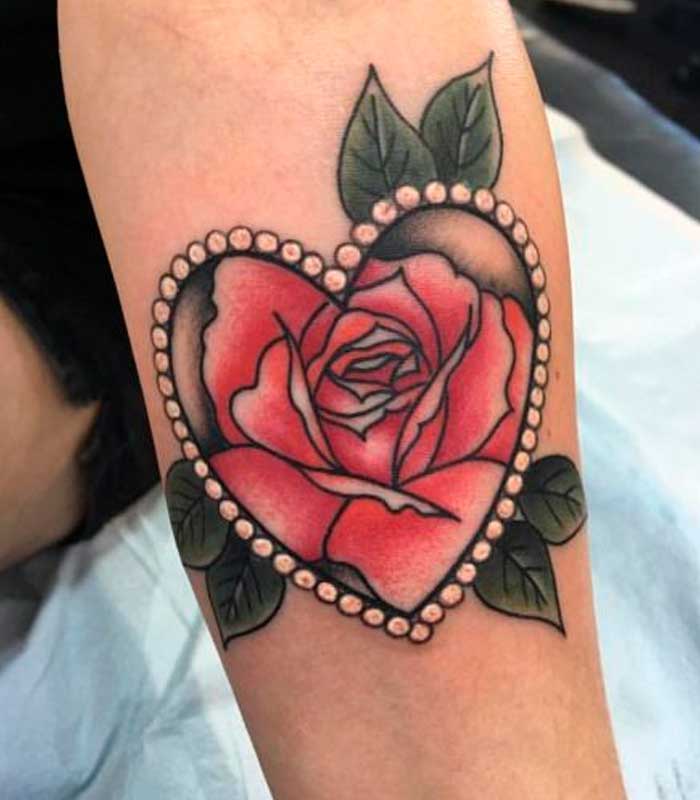 tatuajes de corazon con rosas
