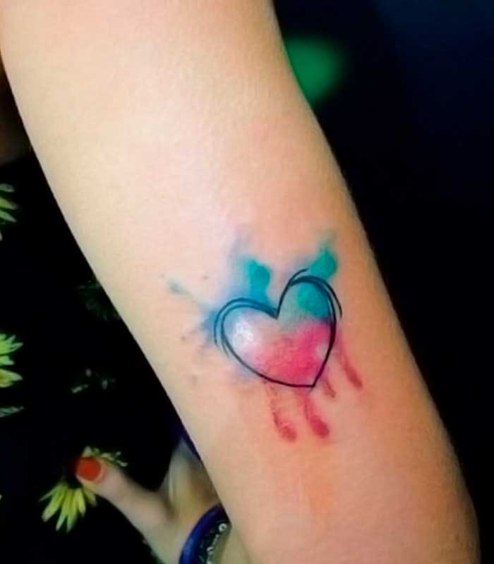 tatuajes de corazon de color