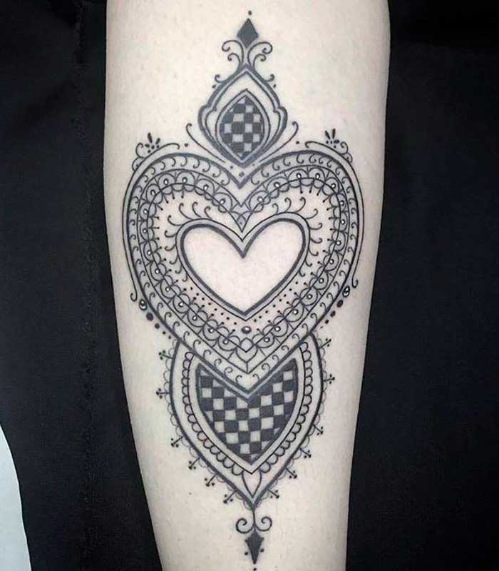 tatuajes de corazon en el brazo