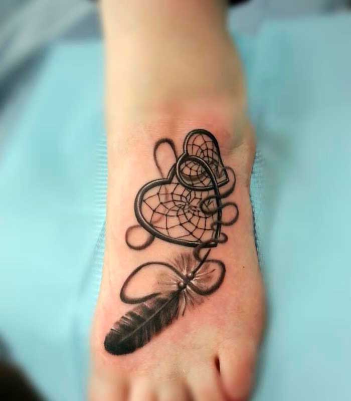 tatuajes de corazon en el pie