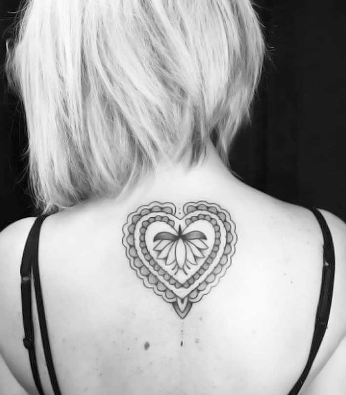 tatuajes de corazon en la espalda