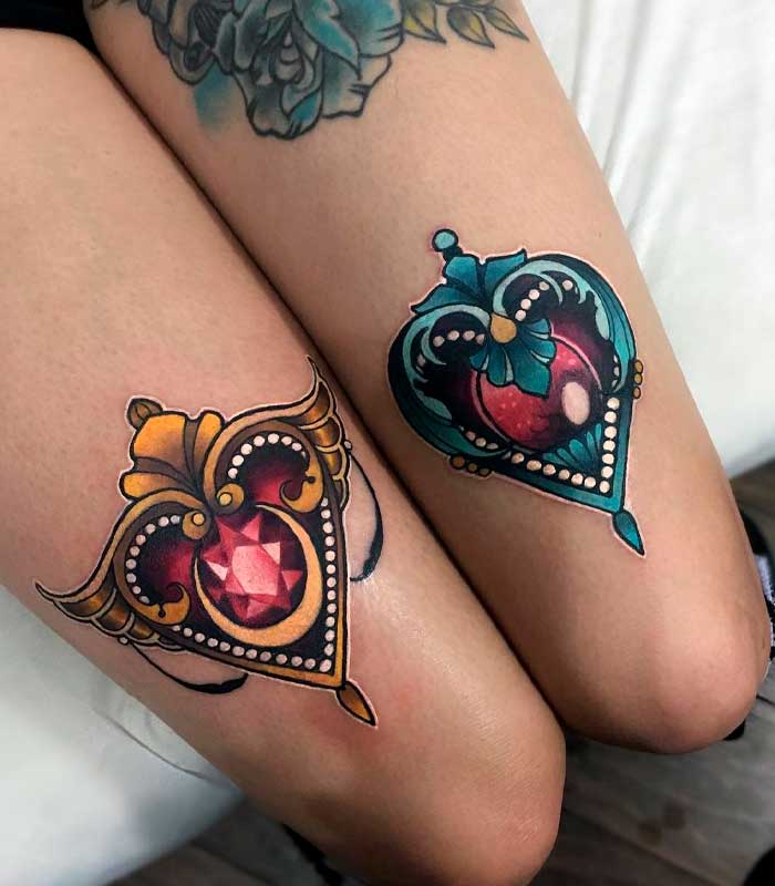 tatuajes de corazon en la pierna