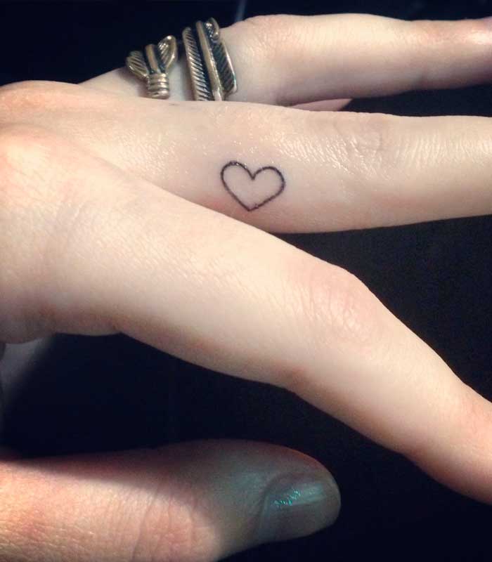 tatuajes de corazon en los dedos