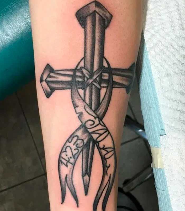 tatuajes de cruces en el antebrazo