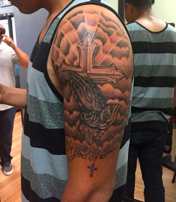 tatuajes de cruces en el brazo