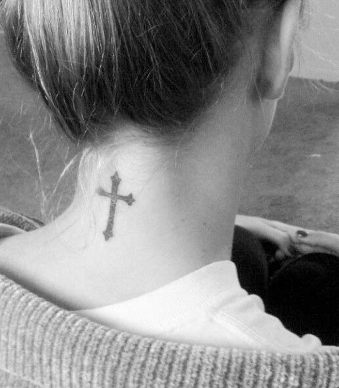tatuajes de cruces en el cuello