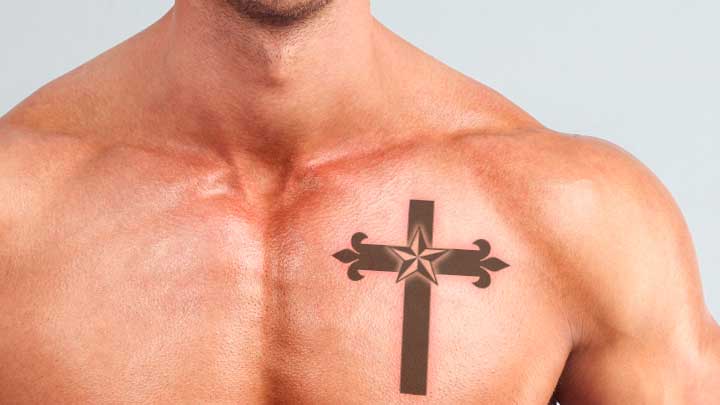 tatuajes de cruces en el pecho