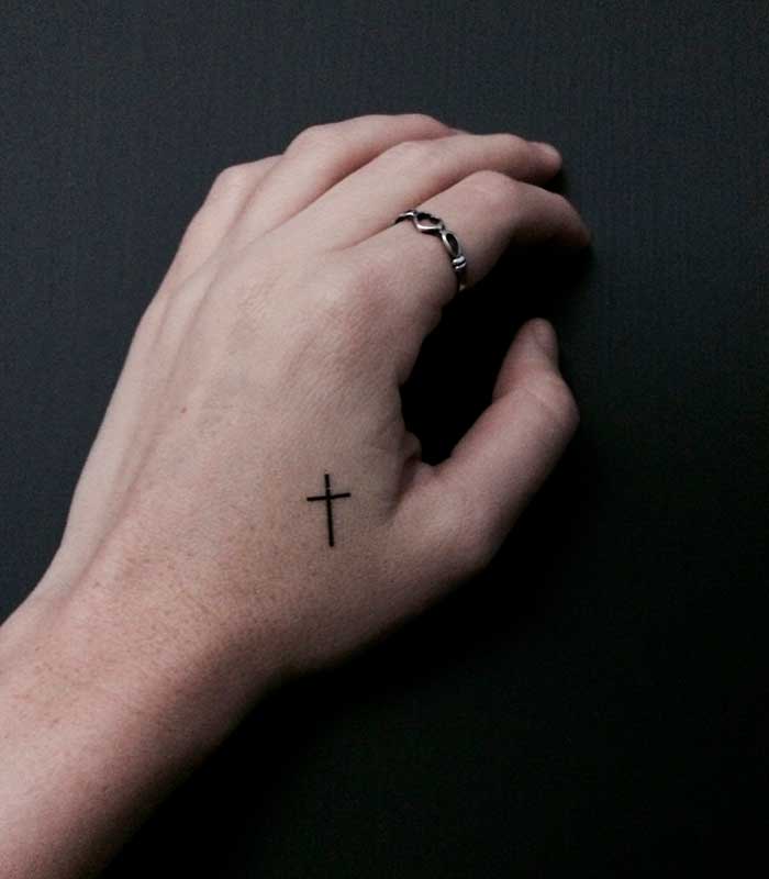 tatuajes de cruces en la mano