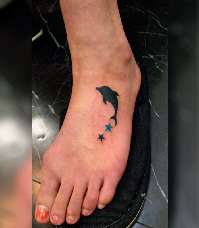 tatuajes de delfines con estrellas