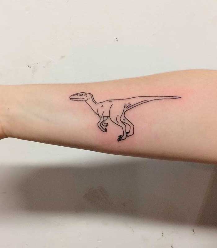 tatuajes de dinosaurios en el brazo y antebrazo