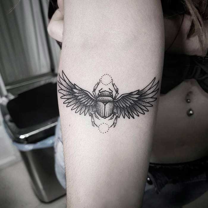 tatuajes de escarabajos con alas abiertas