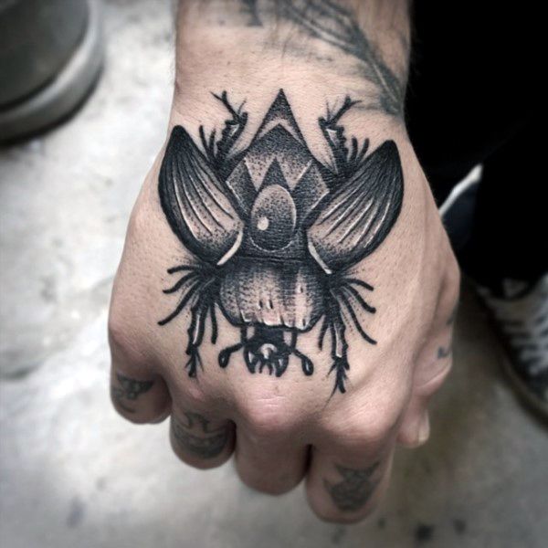 tatuajes de escarabajos para caballeros