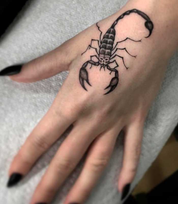tatuajes de escorpiones para mujeres