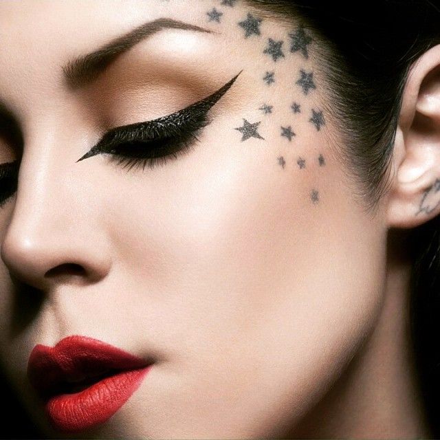 tatuajes de estrellas en la cara