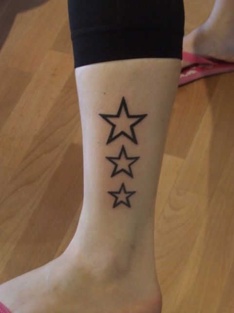 tatuajes de estrellas en las piernas