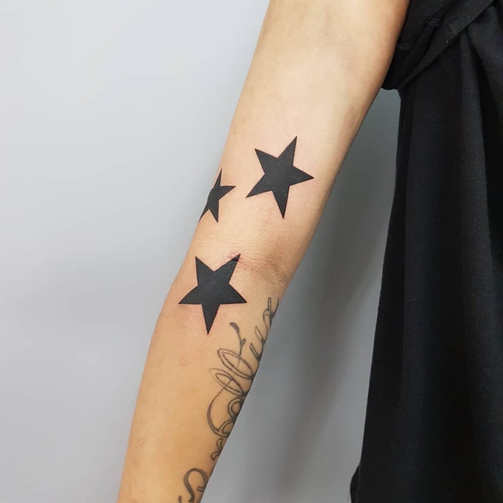 tatuajes de estrellas en los brazos