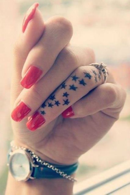 tatuajes de estrellas en los dedos