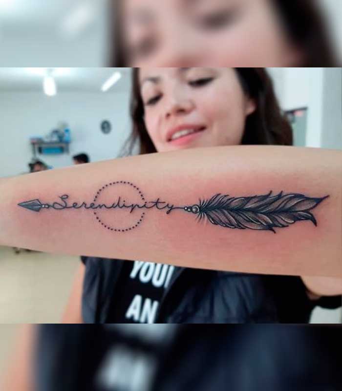 tatuajes de flechas con nombres para mujeres