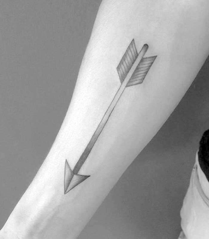 tatuajes de flechas en el brazo