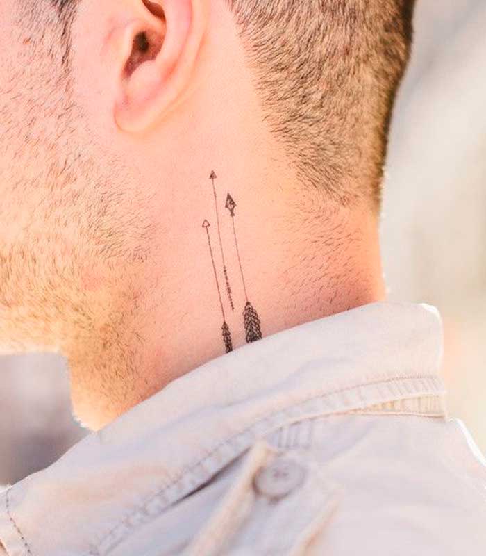 tatuajes de flechas en el cuello