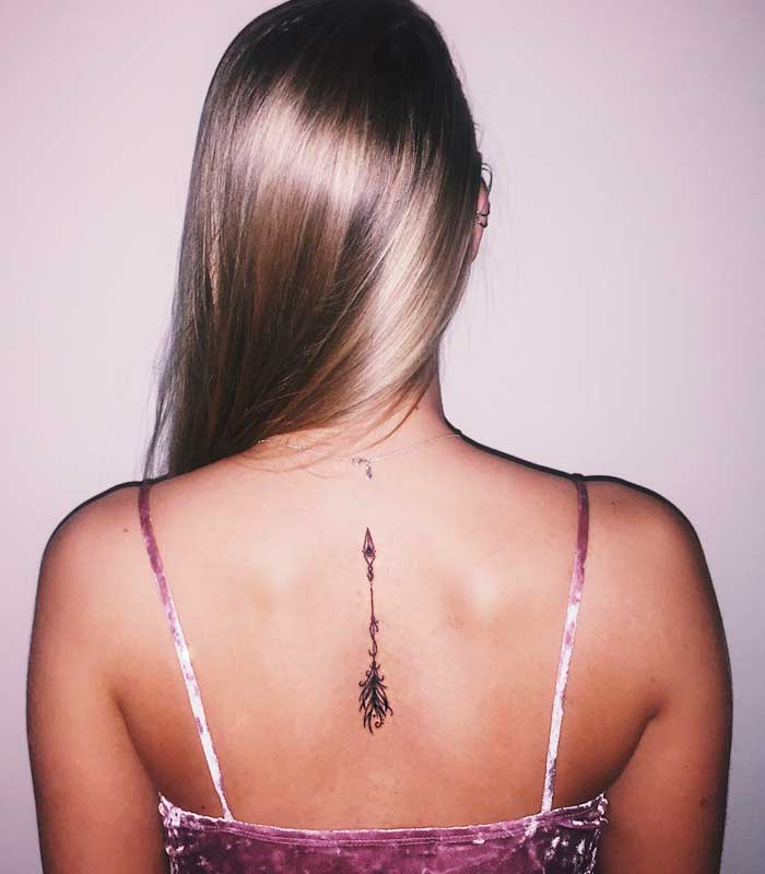 tatuajes de flechas en la espalda