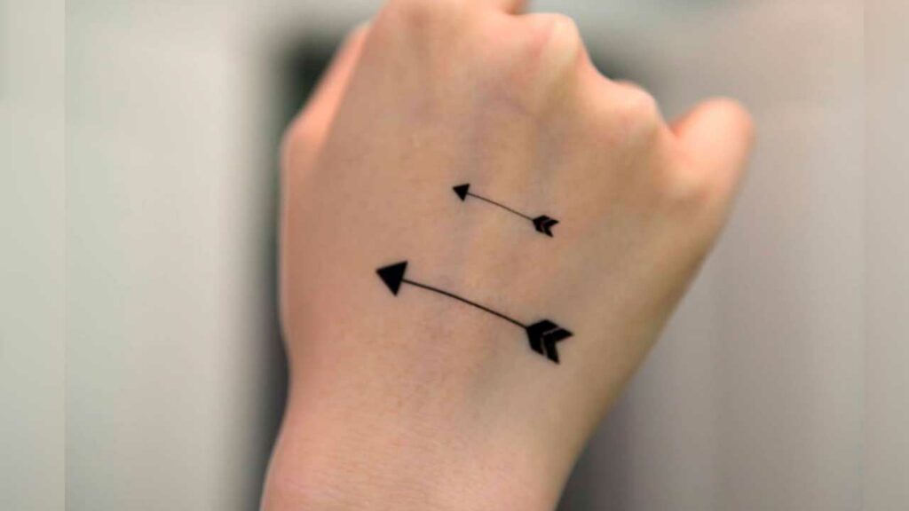 tatuajes de flechas en la mano