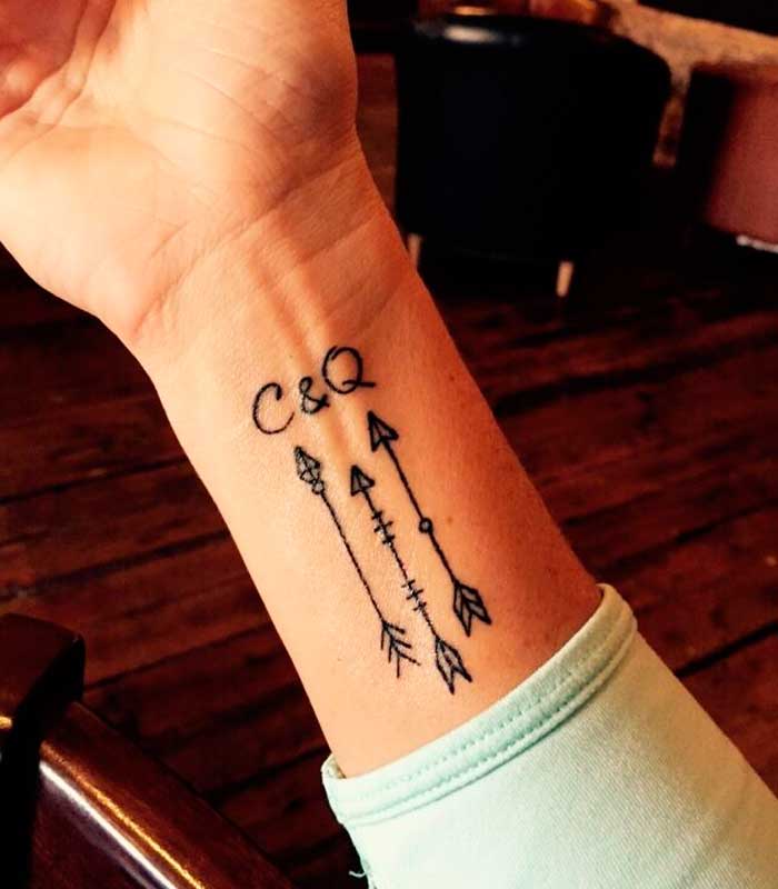 tatuajes de flechas en la muneca