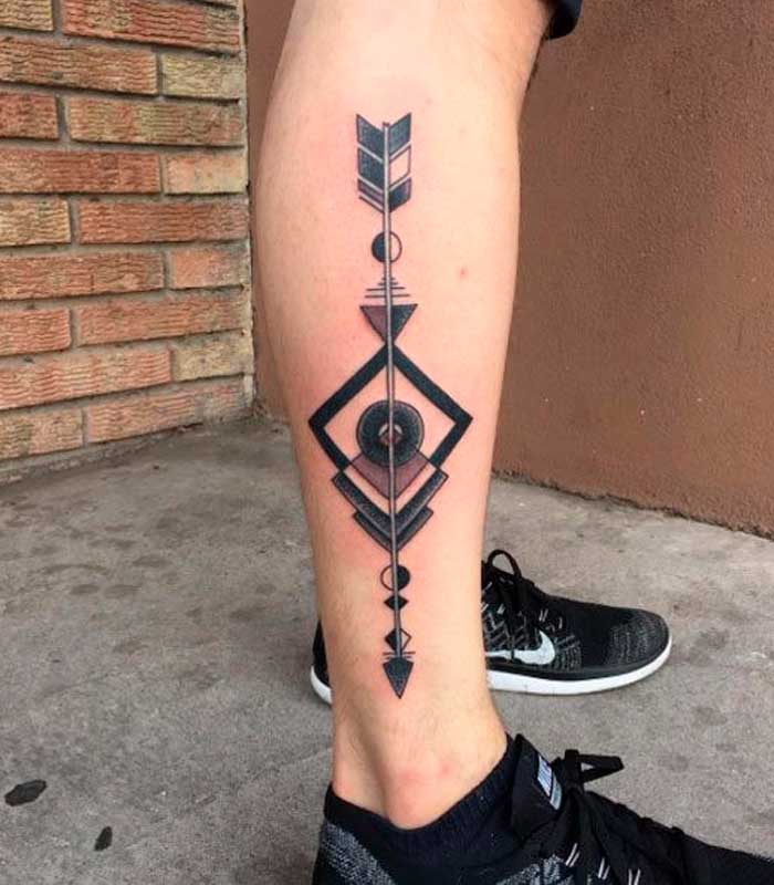 tatuajes de flechas en la pierna
