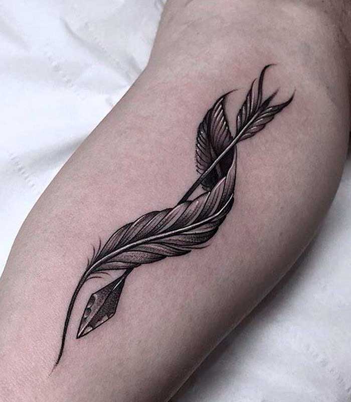 tatuajes de flechas y plumas