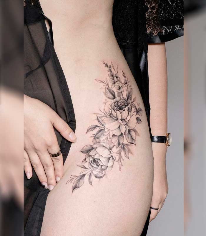 tatuajes de flores en la cadera