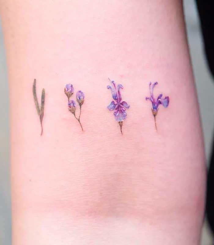tatuajes de flores violetas
