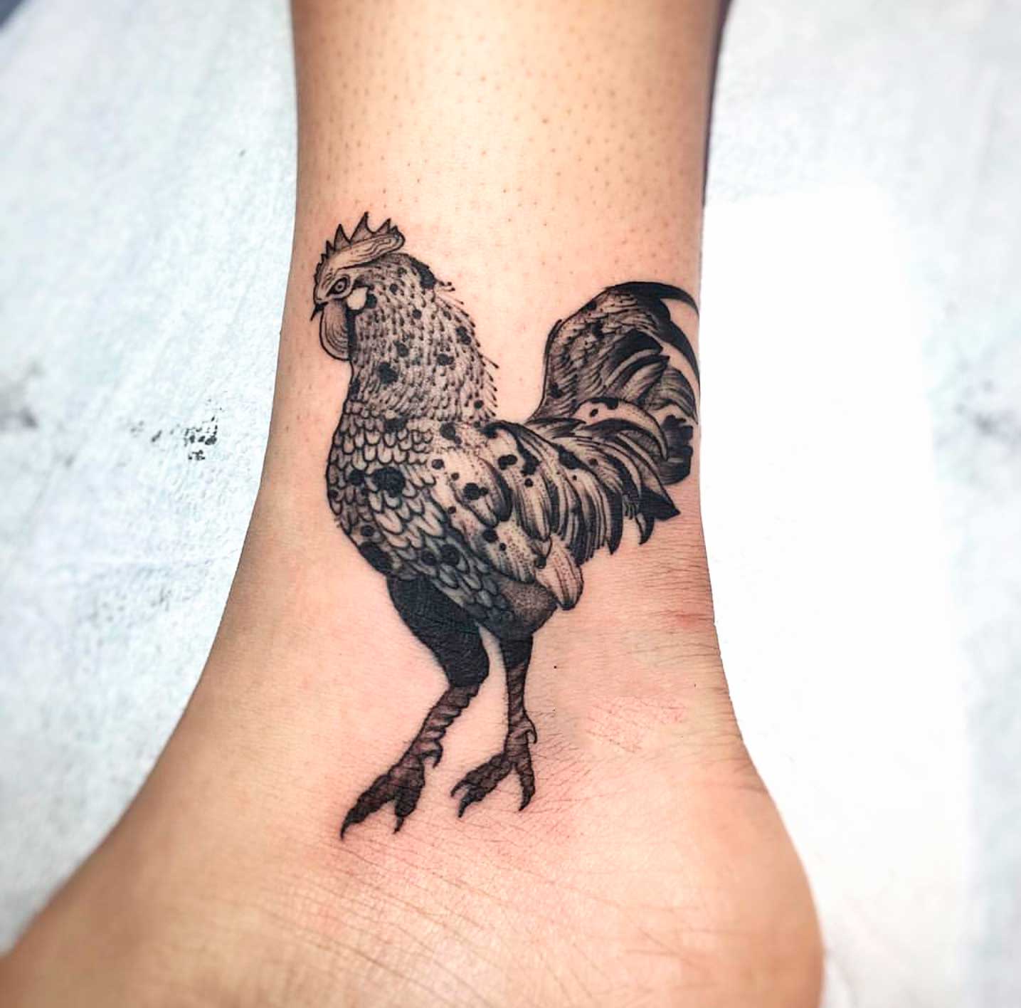 tatuajes de gallos para damas