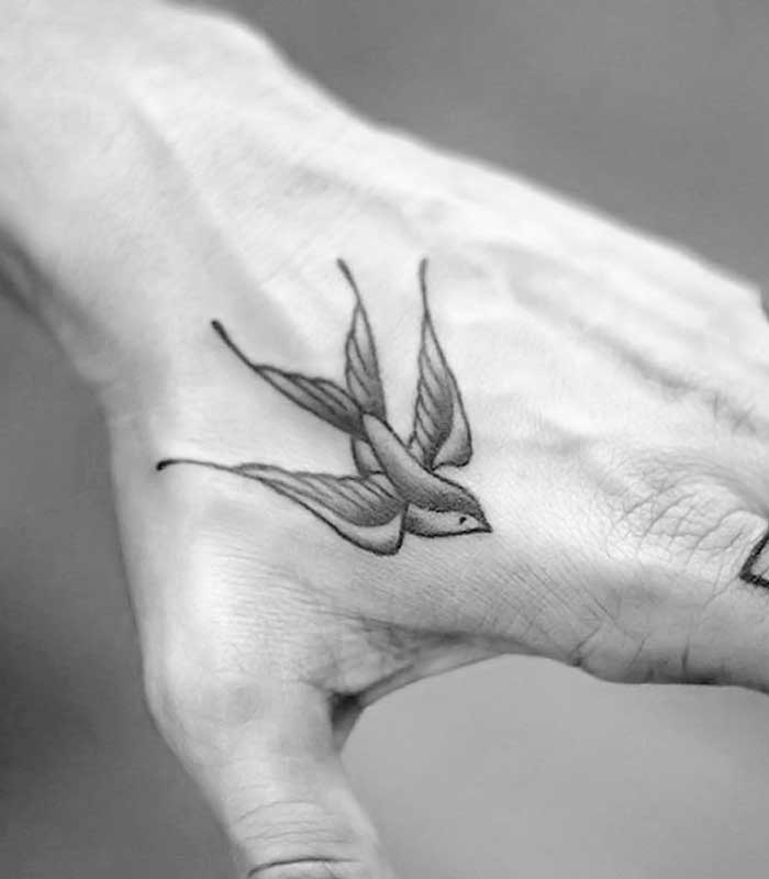 tatuajes de golondrinas en la mano