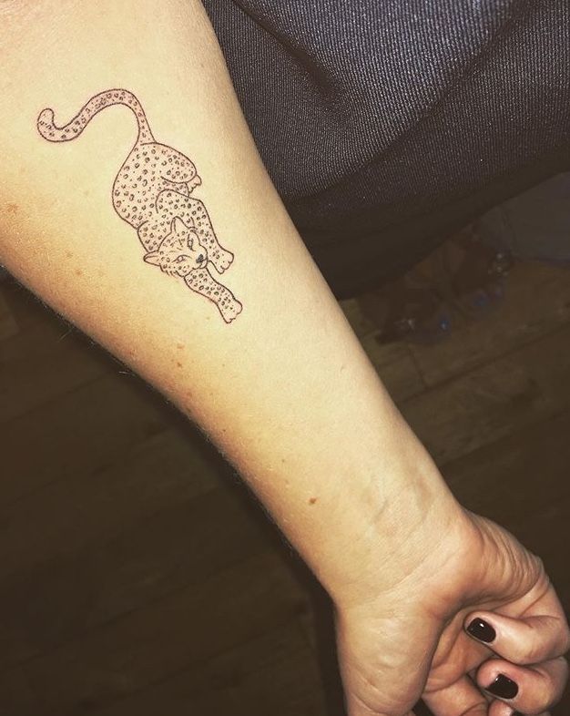 tatuajes de leopardos minimalistas