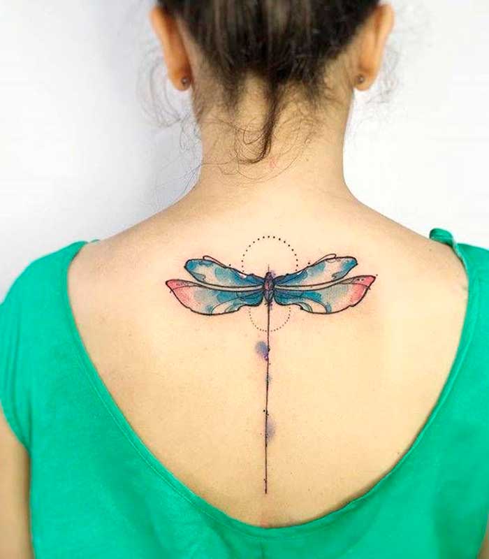 tatuajes de libelula en la espalda