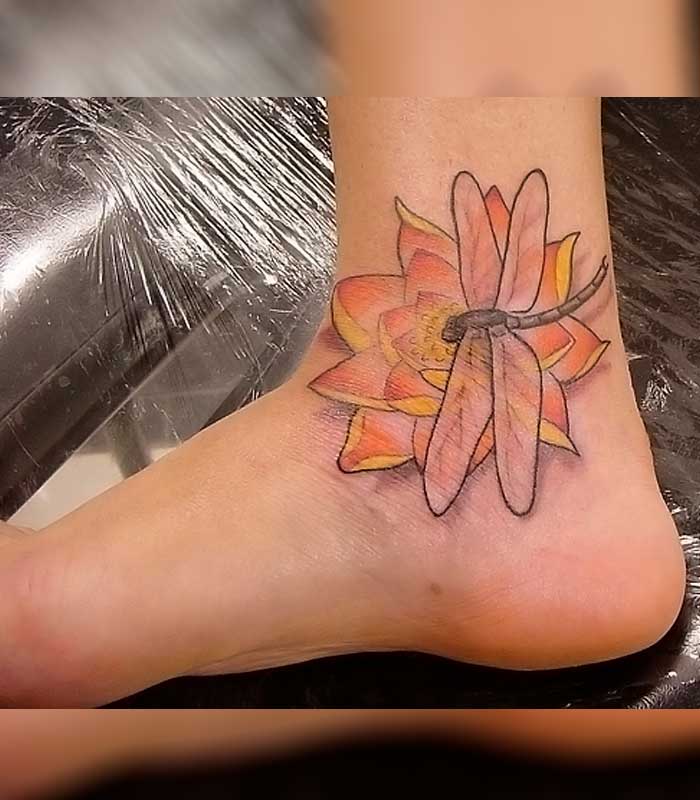 tatuajes de libelulas con flor de loto