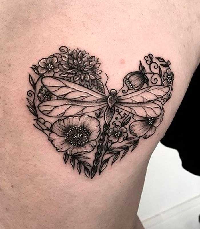 tatuajes de libelulas con flores