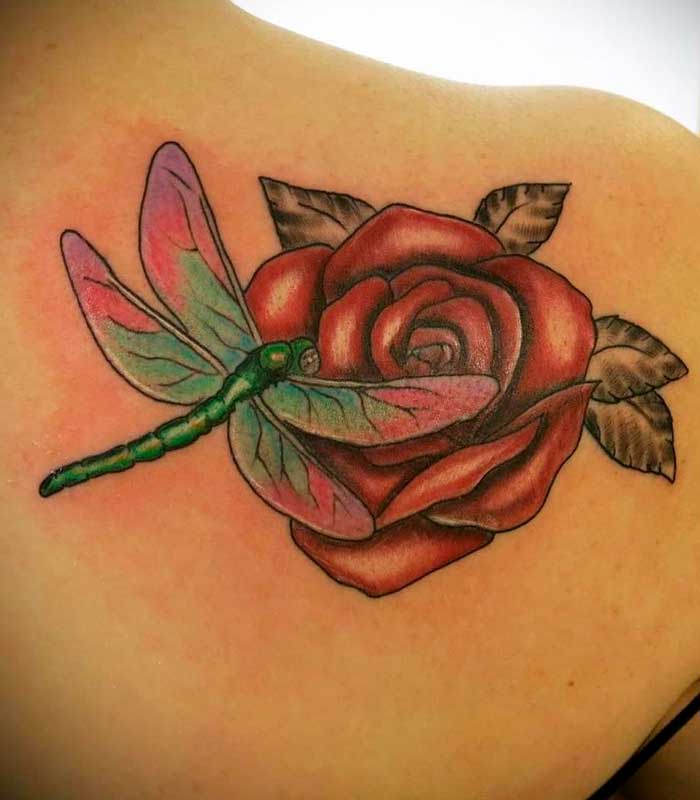 tatuajes de libelulas con rosas