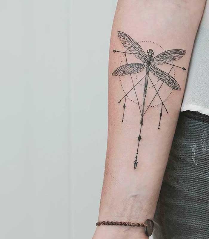 tatuajes de libelulas en el brazo