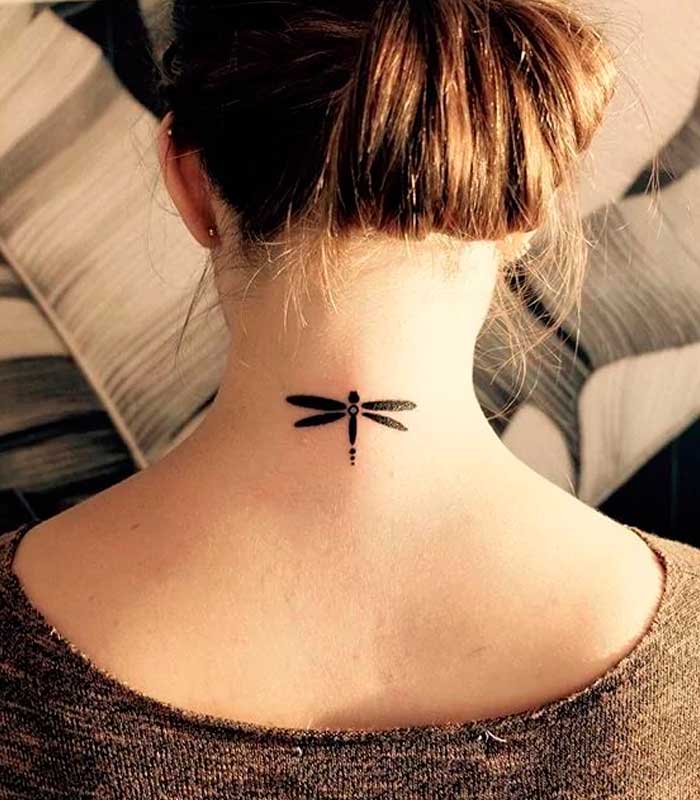 tatuajes de libelulas en el cuello o nuca
