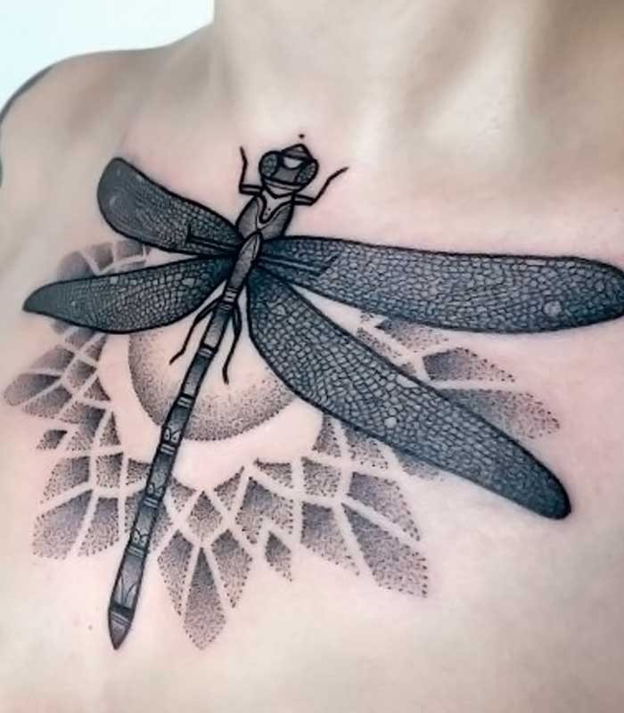 tatuajes de libelulas en el pecho
