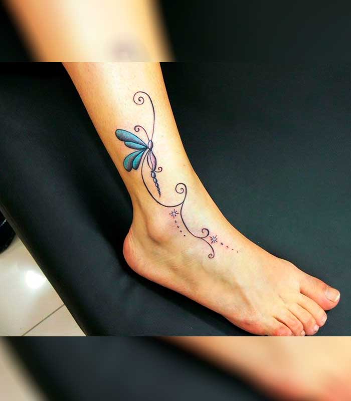 tatuajes de libelulas en el tobillo o pie