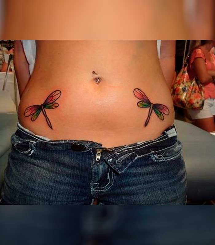 tatuajes de libelulas en la cadera