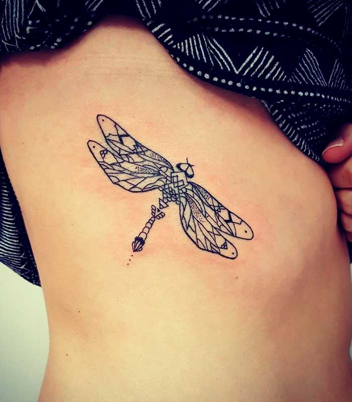 tatuajes de libelulas en la costilla