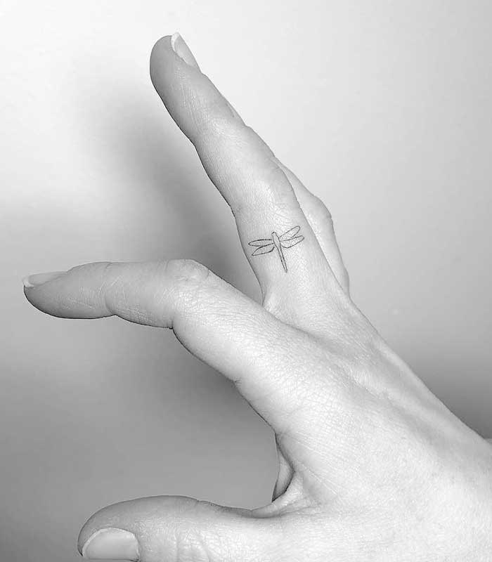 tatuajes de libelulas en la mano o dedos