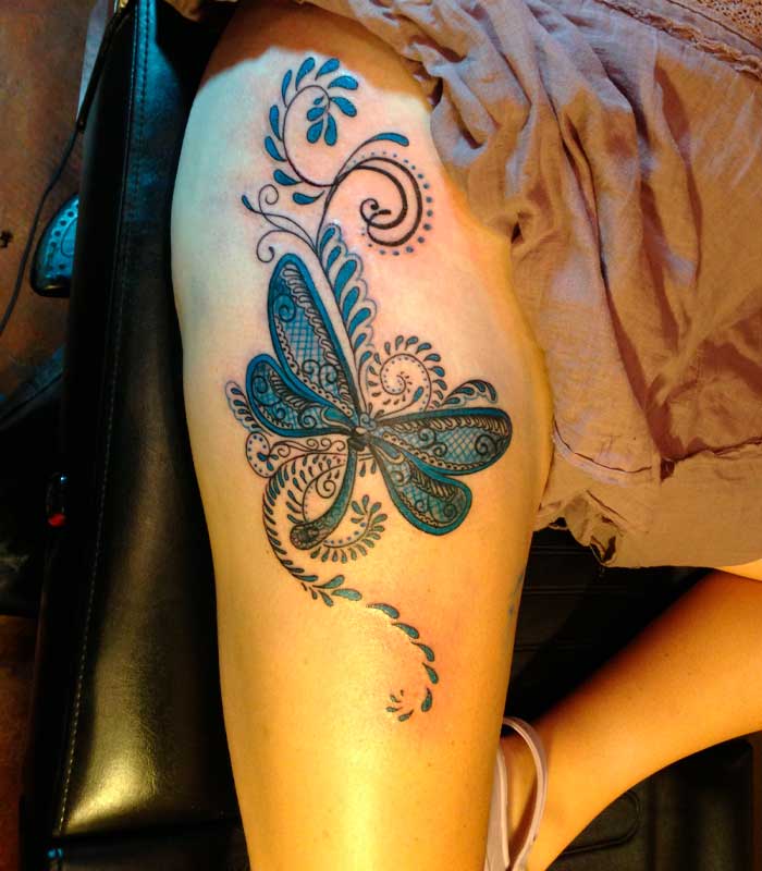 tatuajes de libelulas en la pierna